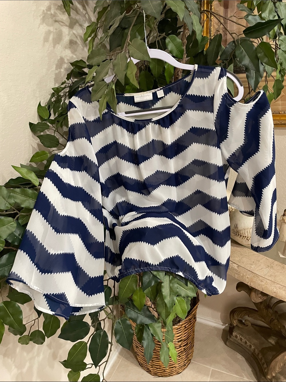 New York & Company Navy and White Chevron Cold-Shoulder Top SZ M NWOT Chevron